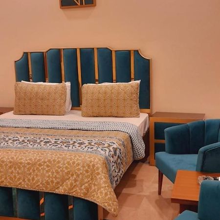 Hotel Clifton Inn Karacsi Kültér fotó