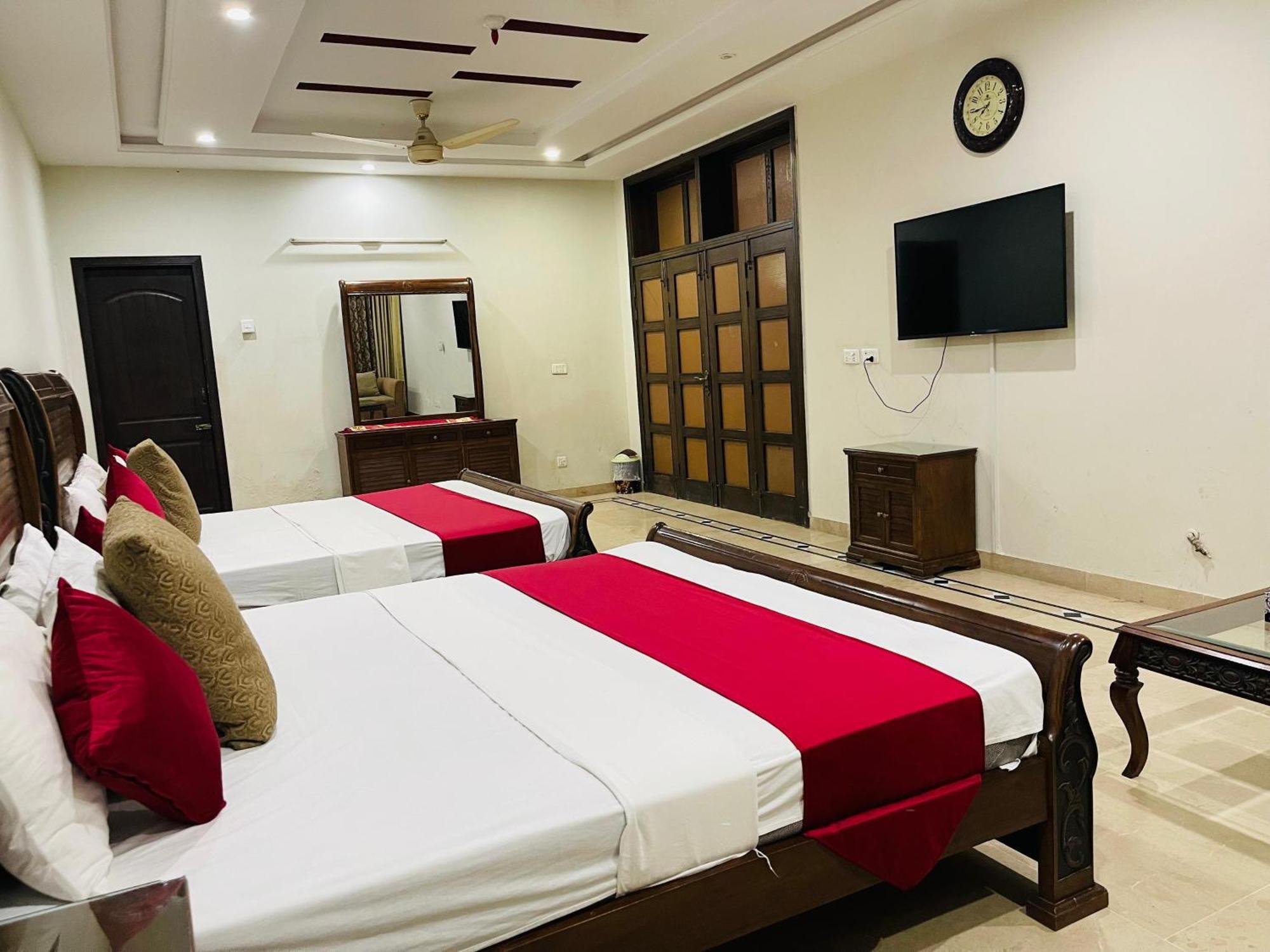 Hotel Clifton Inn Karacsi Kültér fotó