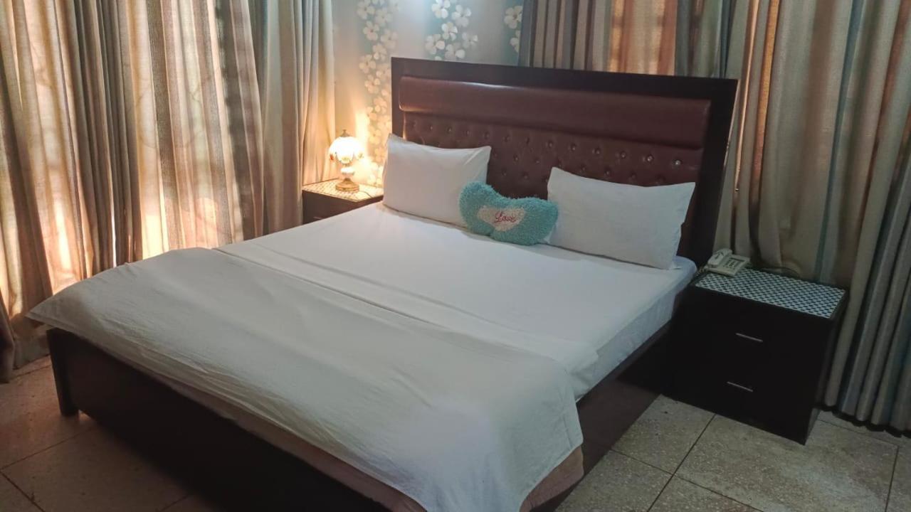 Hotel Clifton Inn Karacsi Kültér fotó