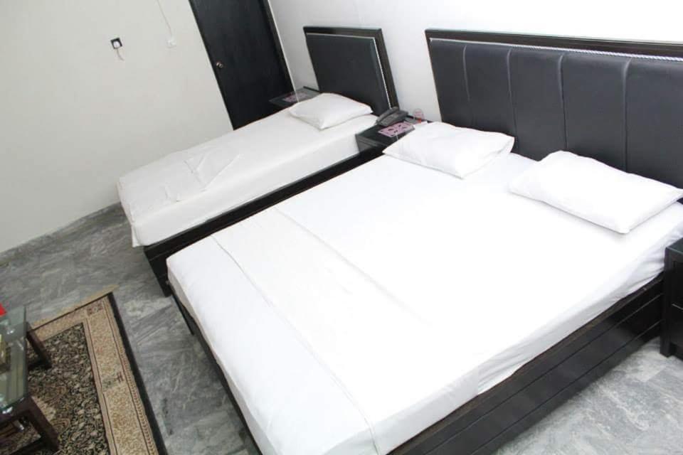 Hotel Clifton Inn Karacsi Kültér fotó