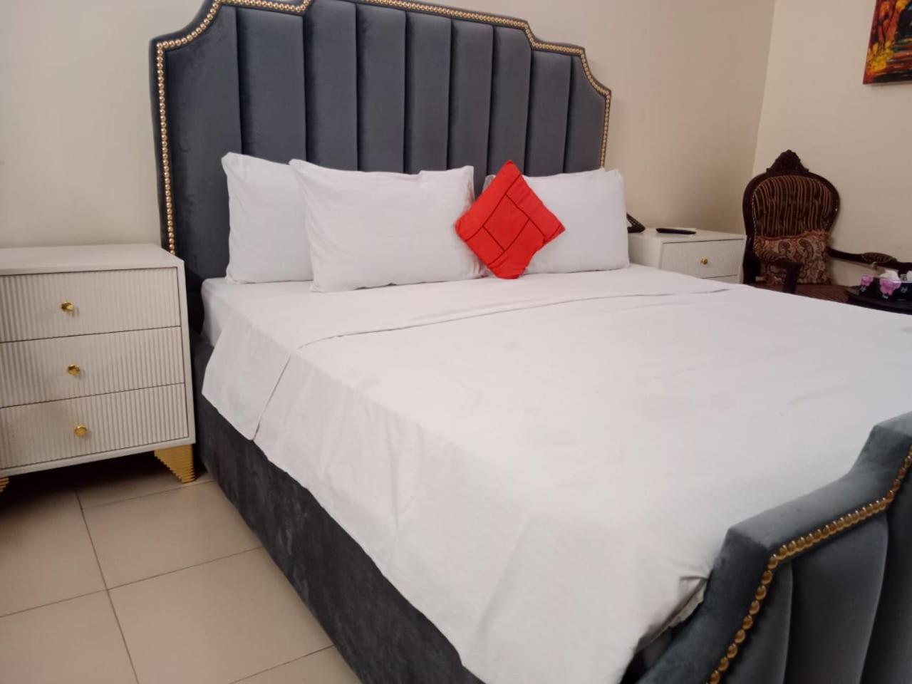 Hotel Clifton Inn Karacsi Kültér fotó