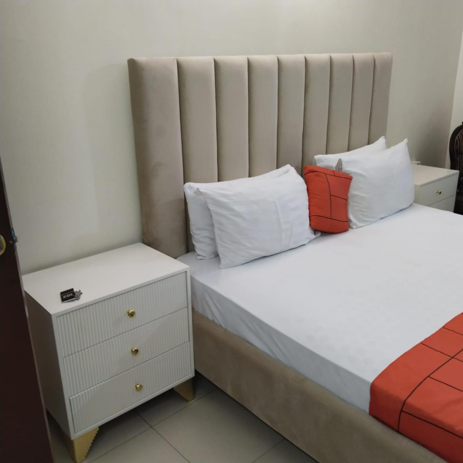 Hotel Clifton Inn Karacsi Kültér fotó
